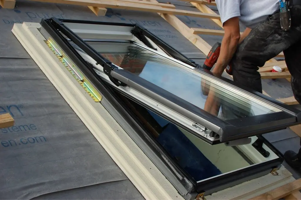 Fitting a roof window
