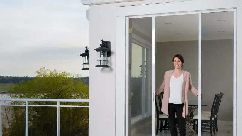 Retractable Screen, White Aluminium Frame